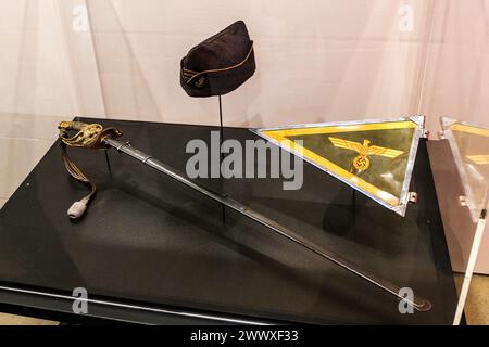 © Arnaud BEINAT/Maxppp. 26.03.2024, Paris, Frankreich. Sabre et fanion de voiture du général allemand Dietrich von Choltitz, Kommandant de la Place de Paris et bonnet de Police di Leutnant francais Karcher qui l'a fait Prison dans l'Hôtel Meurice. Inauguration de l'Exposition Paris Brule-t-il quand le cinéma réinvente la Fiction au musée de la Libération de Paris, Musée du général Leclerc, Musée Jean Moulin. L'exposition, qui se tiendra du 27 mars au 22 Septembre 2024, explique le Film de René Clément et le met en perspective avec l'histoire vraie et certains objets liés à la Libération de P Stockfoto