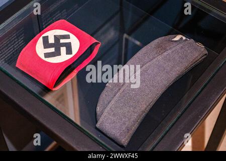 © Arnaud BEINAT/Maxppp. 26.03.2024, Paris, Frankreich. Brassard nazi et bonnet de l'armée allemande. Inauguration de l'Exposition Paris Brule-t-il quand le cinéma réinvente la Fiction au musée de la Libération de Paris, Musée du général Leclerc, Musée Jean Moulin. L'Exposition, qui se tiendra du 27 mars au 22 Septembre 2024, explique le Film de René Clément et le met en perspective avec l'histoire vraie et certains objets liés à la Libération de Paris en août 1944. Quelle: MAXPPP/Alamy Live News Stockfoto