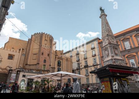 Neapel, Italien - 10. April 2022: San Domenico Maggiore ist eine gotische, römisch-katholische Kirche und Kloster, die sich auf dem gleichnamigen Platz in Neapel befindet Stockfoto