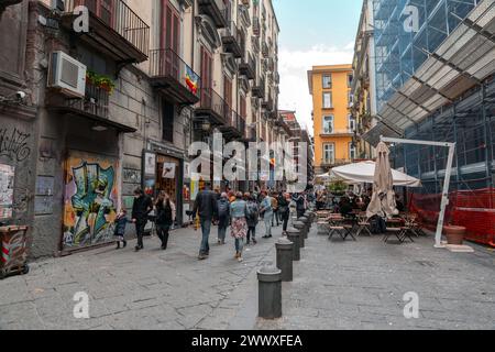 Neapel, Italien - 10. April 2022: Via dei Tribunali ist eine belebte und touristische Straße im alten historischen Zentrum von Neapel, Kampanien, Italien. Stockfoto