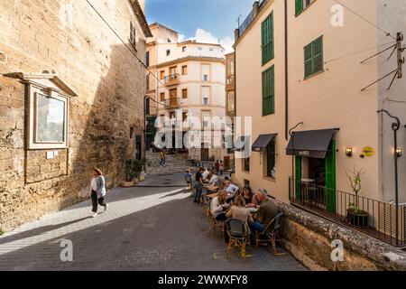 Palma de Mallorca, Spanien - Oktober 30 2023: Bezaubernde spanische Straßen an einem sonnigen Tag, Europa Stockfoto