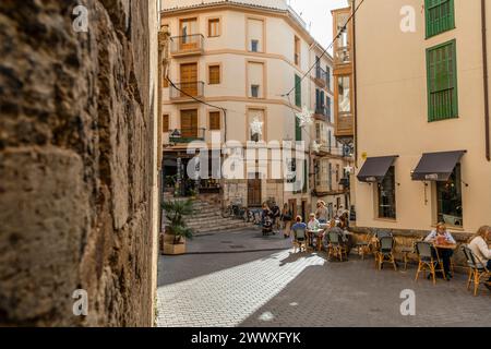 Palma de Mallorca, Spanien - Oktober 30 2023: Bezaubernde spanische Straßen an einem sonnigen Tag, Europa Stockfoto