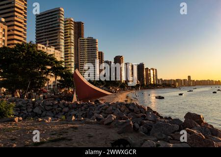 Gebäude am Rande des Iracema Strandes, Fortaleza, Ceará, Nordosten Brasiliens, mit Sonnenaufgang reflektierendem Licht auf den Fassaden Stockfoto