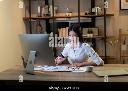 Die junge Frau arbeitet bis spät in die Nacht Stockfoto