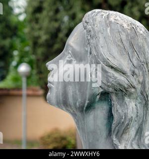 Traurige Frauenstatue. Die betende Frauenstatue. Oberer freiheitsgrad Stockfoto