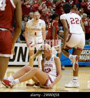 Die Indiana Hoosiers Guard Sydney Parrish (33) reagiert, nachdem sie während des NCAA-Basketballturniers gegen die Oklahoma University in der Simon Skjodt Assembly Hall gefoult wurde. Die Hoosiers besiegten die Oklahoma University 75-68 und erreichten die Sweet 16. Stockfoto