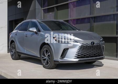 Indianapolis - 24. März 2024: Zertifiziertes Lexus RX350-Display. Bei Preisproblemen kauft und verkauft Lexus Gebrauchtwagen, um die Nachfrage zu befriedigen. MEIN:2 Stockfoto