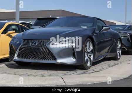 Indianapolis - 24. März 2024: Lexus LC 500 Cabriolet Display in einem Händlerbetrieb. Lexus bietet den LC500 in Hybrid- und Cabriolet-Modellen an. MEIN:2023 Stockfoto