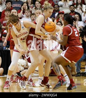 Bloomington, Usa. März 2024. Indiana Hoosiers Stürmer Mackenzie Holmes (54) kämpft gegen die Oklahoma University während des NCAA-Basketballturniers in der Simon Skjodt Assembly Hall. Die Hoosiers besiegten die Oklahoma University 75-68 und erreichten die Sweet 16. (Foto: Jeremy Hogan/SOPA Images/SIPA USA) Credit: SIPA USA/Alamy Live News Stockfoto