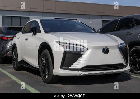 Indianapolis - 24. März 2024: Lexus RZ 450 EV Elektrofahrzeug Ausstellung in einem Händlerbetrieb. Lexus bietet den RZ450 als Premium- oder Luxusmodell an. MEIN:2023 Stockfoto