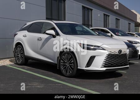 Indianapolis - 24. März 2024: Lexus RX 350 wird in einem Händlerbetrieb ausgestellt. Lexus bietet den RX350 in Hybrid-, PHEV- und F Sport Performance-Modellen an. MEIN:2023 Stockfoto