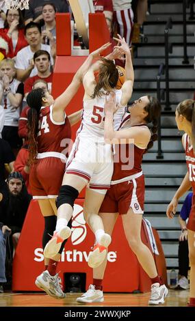 Bloomington, Usa. März 2024. Mackenzie Holmes (54), der Stürmer der Indiana Hoosiers, spielt während des NCAA-Basketballturniers in der Simon Skjodt Assembly Hall gegen Oklahoma. Die Hoosiers besiegten die Oklahoma University 75-68 und erreichten die Sweet 16. (Foto: Jeremy Hogan/SOPA Images/SIPA USA) Credit: SIPA USA/Alamy Live News Stockfoto