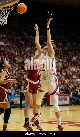 Bloomington, Usa. März 2024. Der Indiana Hoosiers Guard Yarden Garzon (12) wird von der Oklahoma University während des NCAA-Basketballturniers in der Simon Skjodt Assembly Hall angegriffen. Die Hoosiers besiegten die Oklahoma University 75-68 und erreichten die Sweet 16. (Foto: Jeremy Hogan/SOPA Images/SIPA USA) Credit: SIPA USA/Alamy Live News Stockfoto