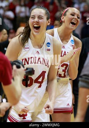 Bloomington, Usa. März 2024. Indiana Hoosiers Stürmer Mackenzie Holmes (54) reagiert während des NCAA-Basketballturniers gegen die Oklahoma University in der Simon Skjodt Assembly Hall. Die Hoosiers besiegten die Oklahoma University 75-68 und erreichten die Sweet 16. (Foto: Jeremy Hogan/SOPA Images/SIPA USA) Credit: SIPA USA/Alamy Live News Stockfoto