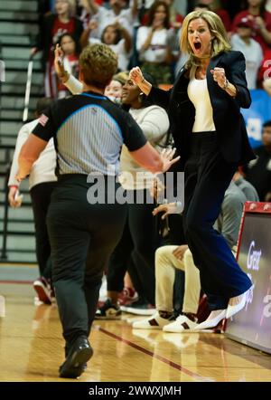 Bloomington, Usa. März 2024. Die Trainerin der Oklahoma University, Jennie Baranczyk, reagiert während des NCAA-Basketballturniers gegen die Indiana University in der Simon Skjodt Assembly Hall. Die Hoosiers besiegten die Oklahoma University 75-68 und erreichten die Sweet 16. (Foto: Jeremy Hogan/SOPA Images/SIPA USA) Credit: SIPA USA/Alamy Live News Stockfoto