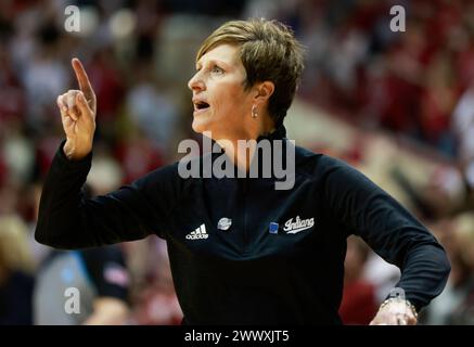 Bloomington, Usa. März 2024. Teri Moren, Trainer der Indiana University, reagiert während des NCAA-Basketballturniers gegen die Oklahoma University in der Simon Skjodt Assembly Hall. Die Hoosiers besiegten die Oklahoma University 75-68 und erreichten die Sweet 16. (Foto: Jeremy Hogan/SOPA Images/SIPA USA) Credit: SIPA USA/Alamy Live News Stockfoto