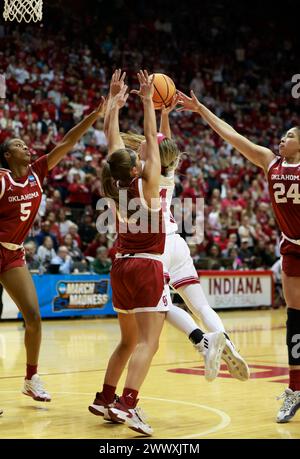 Bloomington, Usa. März 2024. Sara Scalia (14) wird von der Oklahoma University während des NCAA-Basketballturniers in der Simon Skjodt Assembly Hall angegriffen. Die Hoosiers besiegten die Oklahoma University 75-68 und erreichten die Sweet 16. (Foto: Jeremy Hogan/SOPA Images/SIPA USA) Credit: SIPA USA/Alamy Live News Stockfoto