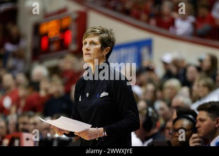 Bloomington, Usa. März 2024. Teri Moren, Trainer der Indiana University, reagiert während des NCAA-Basketballturniers gegen die Oklahoma University in der Simon Skjodt Assembly Hall. Die Hoosiers besiegten die Oklahoma University 75-68 und erreichten die Sweet 16. (Foto: Jeremy Hogan/SOPA Images/SIPA USA) Credit: SIPA USA/Alamy Live News Stockfoto