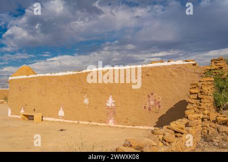 Ein Blick auf die Ruinen des verlassenen Kuldhara-Dorfes in der Nähe von Jaisalmer in Rajasthan, Indien Stockfoto