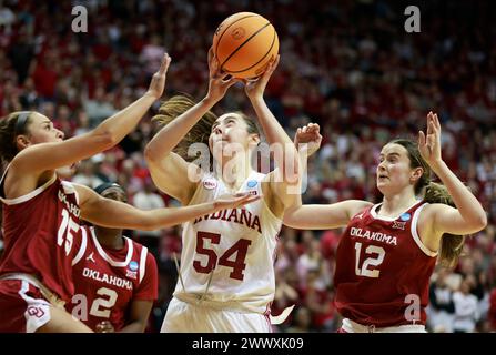 Bloomington, Usa. März 2024. Indiana Hoosiers Stürmer Mackenzie Holmes (54) spielt gegen die Oklahoma University während des NCAA-Basketballturniers in der Simon Skjodt Assembly Hall. Die Hoosiers besiegten die Oklahoma University 75-68 und erreichten die Sweet 16. (Foto: Jeremy Hogan/SOPA Images/SIPA USA) Credit: SIPA USA/Alamy Live News Stockfoto