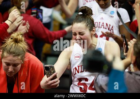 Bloomington, Usa. März 2024. Indiana Hoosiers Stürmer Mackenzie Holmes (54) reagiert während des NCAA-Basketballturniers gegen die Oklahoma University in der Simon Skjodt Assembly Hall. Die Hoosiers besiegten die Oklahoma University 75-68 und erreichten die Sweet 16. (Foto: Jeremy Hogan/SOPA Images/SIPA USA) Credit: SIPA USA/Alamy Live News Stockfoto