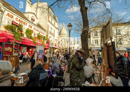 Paris, Frankreich - 17. Februar 2024 : Panoramablick auf den belebten und malerischen Montmartre-Platz, berühmt für Künstler und Restaurants in Paris Frankreich Stockfoto