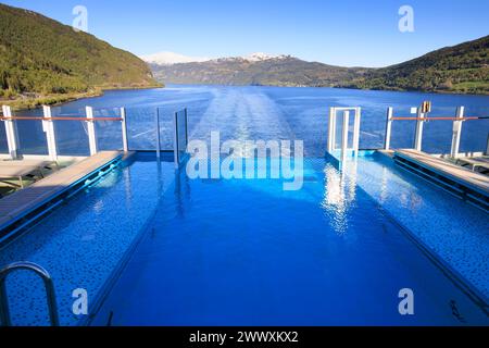 Infinity-Pool hinter dem Fjord-Kreuzfahrtschiff MS Iona. Olden, Norwegen Stockfoto