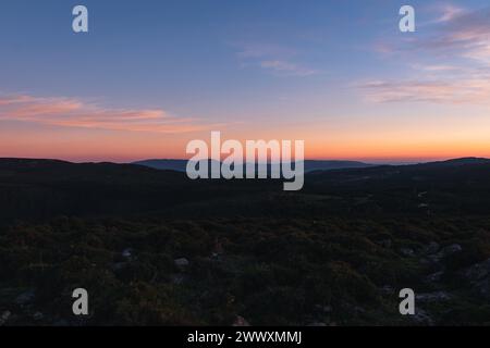 Panoramablick auf die Silhouette der Berge gegen den Himmel bei Sonnenuntergang. Galicien - Spanien Stockfoto