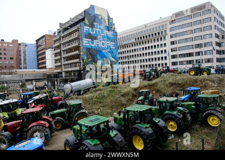 Brüssel, Belgien März 2024. Landwirte mit ihren Traktoren während eines Protestes gegen Preisdruck, Steuern und umweltfreundliche Regulierung am Tag eines Treffens der EU-Agrarminister in Brüssel, Belgien, 26. März 2024 Credit: ALEXANDROS MICHAILIDIS/Alamy Live News Stockfoto