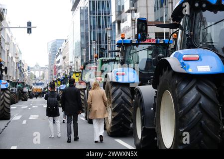 Brüssel, Belgien März 2024. Landwirte mit ihren Traktoren während eines Protestes gegen Preisdruck, Steuern und umweltfreundliche Regulierung am Tag eines Treffens der EU-Agrarminister in Brüssel, Belgien, 26. März 2024 Credit: ALEXANDROS MICHAILIDIS/Alamy Live News Stockfoto