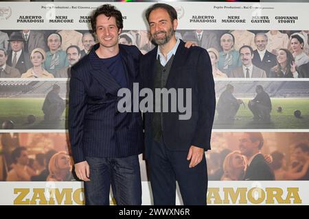 Rom, Italien. März 2024. Alberto Paradossi (L) und Neri Marcorè (R) nehmen am Fotoaufruf des Films „Zamora“ im Cinema Adriano Teil. Quelle: SOPA Images Limited/Alamy Live News Stockfoto