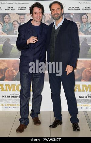 Rom, Italien. März 2024. Alberto Paradossi (L) und Neri Marcorè (R) nehmen am Fotoaufruf des Films „Zamora“ im Cinema Adriano Teil. Quelle: SOPA Images Limited/Alamy Live News Stockfoto