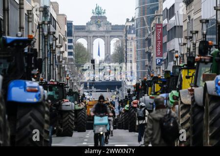 Brüssel, Belgien März 2024. Landwirte mit ihren Traktoren während eines Protestes gegen Preisdruck, Steuern und umweltfreundliche Regulierung am Tag eines Treffens der EU-Agrarminister in Brüssel, Belgien, 26. März 2024 Credit: ALEXANDROS MICHAILIDIS/Alamy Live News Stockfoto