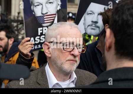 London, Großbritannien. 26. März 2024. Der frühere Labour-Parteichef Jeremy Corbyn spricht mit Julian Assange-Anhängern, die sich vor den königlichen Justizgerichten versammelt haben, als das endgültige Auslieferungsverfahren für den Wikileaks-Gründer bekannt gegeben wird. Quelle: Ron Fassbender/Alamy Live News Stockfoto