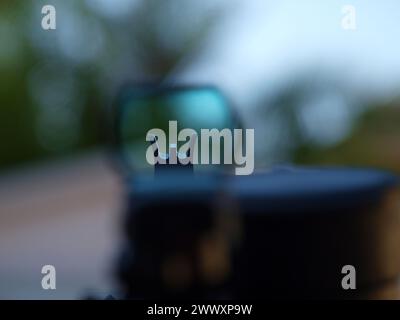 Miami, Florida, USA - 28. Januar 2014: Gun Sight, Big Close Up. Konzeptionelle Aufnahme. Stockfoto