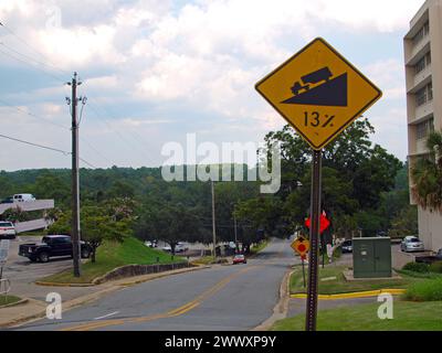 Tallahassee, Florida, Vereinigte Staaten - 13. August 2012: Abfallender Hügel in der Hauptstadt Floridas. Stockfoto