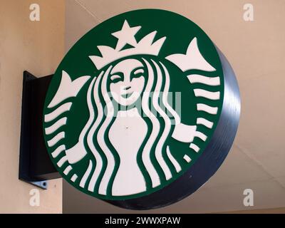 Miami, Florida, USA - 28. November 2023 - Starbucks Logo in einem Geschäft. Stockfoto