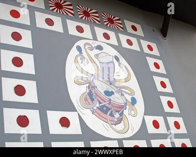 Mobile, Alabama, Vereinigte Staaten - 11. August 2012: Japanische Flaggen kennzeichnen die Schiffe, die während des Zweiten Weltkriegs vom U-Boot USS Drum versunken waren. Stockfoto