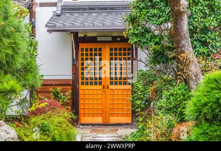 Coloful Japanese Holztür Tofuku-JI Zen Buddhist Temple Kyoto Japan. Datum bis 1236. Stockfoto