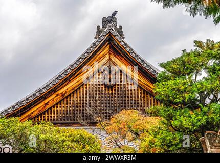 Der kolovolle Fall verlässt die grüne Haupthalle Tofuku-JI Zen Buddhist Temple Kyoto Japan. Datum bis 1236. Einer von 5 großen Zen-Tempeln in Japan. Stockfoto