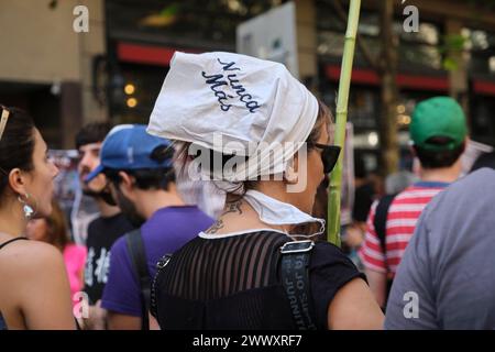 Buenos Aires, Argentinien; 24. März 2024: Nationaler Tag der Erinnerung an Wahrheit und Gerechtigkeit. Eine Frau trägt einen weißen Schal auf dem Kopf mit dem Text Neve Stockfoto