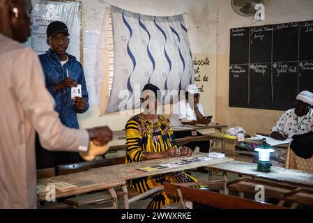 Dakar, Senegal. März 2024. © Nicolas Remene/Le Pictorium/MAXPPP - Dakar 24/03/2024 Nicolas Remene/Le Pictorium - 24/03/2024 - Senegal/Dakar - Depouillement des Bulletins de vote a Dakar le 24 märz 2024 lors du 1er Tour de l' Election Presidentielle au Senegal. #Norussia/24/03/2024 - Senegal/Dakar - die Wahlurnen in Dakar wurden am 24. März 2024 während der 1. Runde der Präsidentschaftswahlen in Dakar ausgezählt. Quelle: MAXPPP/Alamy Live News Stockfoto