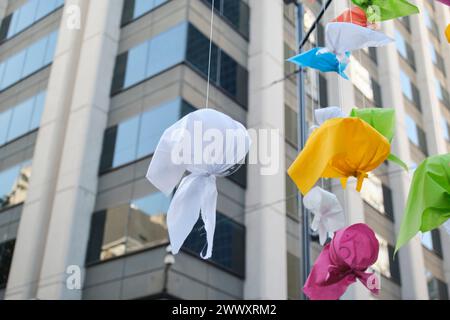 Buenos Aires, Argentinien; 24. März 2024: Weiße und farbige Taschentücher, Symbol der Mütter der Plaza de Mayo, hängen während einer Gedenkfeier in der Luft Stockfoto