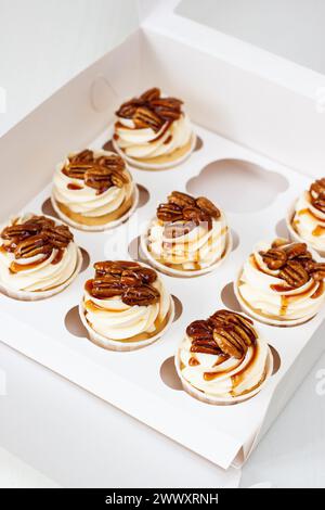 Kürbis Gewürz Karamell Pekannüsse Cupcakes mit Frischkäse-Zuckerguss Stockfoto
