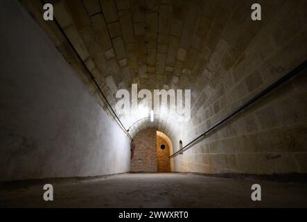 26. März 2024, Sachsen, Königstein: Blick während der Pressetour der neuen Ausstellung 'Kernbunker und Pulvermagazin' im Flur zum ehemaligen Bunker für den DDR-Zivilschutz. Die Festung Königstein macht Räume des einst geheimen DDR-Bunkers im Festungswald, die in der Ausstellung selten zu sehen sind, im Rahmen von Führungen zugänglich. Foto: Robert Michael/dpa Stockfoto