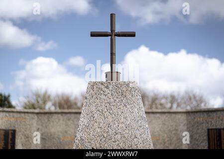 Das Gedenkkreuz Camp Bastion aus Afghanistan, das sich heute am National Memorial Arboretum befindet Stockfoto