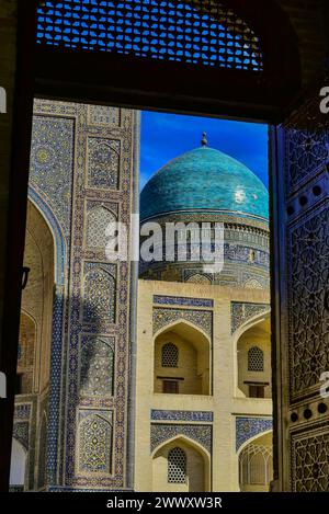 Nahaufnahme von Iwan der mir-i-arabischen Madrasa im Po-i-Kalan-Moschee-Komplex, ein UNESCO-Weltkulturerbe in Buchara, Usbekistan, Zentralasien Stockfoto