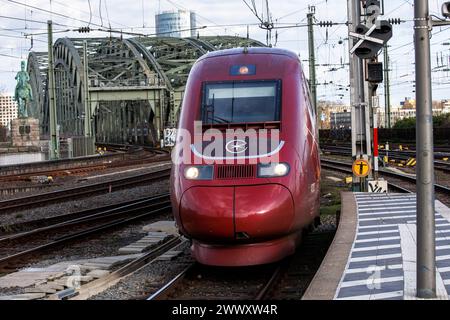 Eurostar Hochgeschwindigkeitszug bei Ankunft am Kölner Hauptbahnhof, Hohenzollernbrücke, Köln, Deutschland. Seit Oktober 2023 verkehren die ehemaligen Thalys-Züge Stockfoto