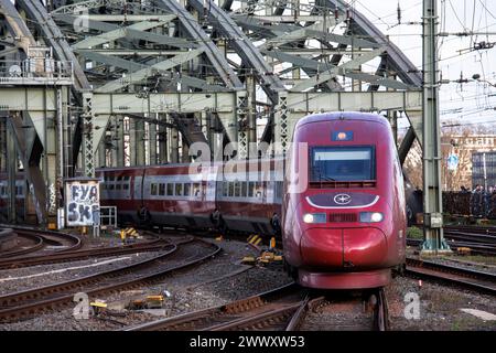 Eurostar Hochgeschwindigkeitszug bei Ankunft am Kölner Hauptbahnhof, Hohenzollernbrücke, Köln, Deutschland. Seit Oktober 2023 verkehren die ehemaligen Thalys-Züge Stockfoto