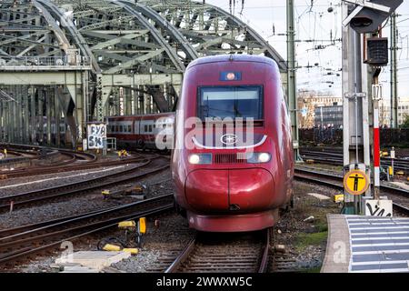 Eurostar Hochgeschwindigkeitszug bei Ankunft am Kölner Hauptbahnhof, Hohenzollernbrücke, Köln, Deutschland. Seit Oktober 2023 verkehren die ehemaligen Thalys-Züge Stockfoto